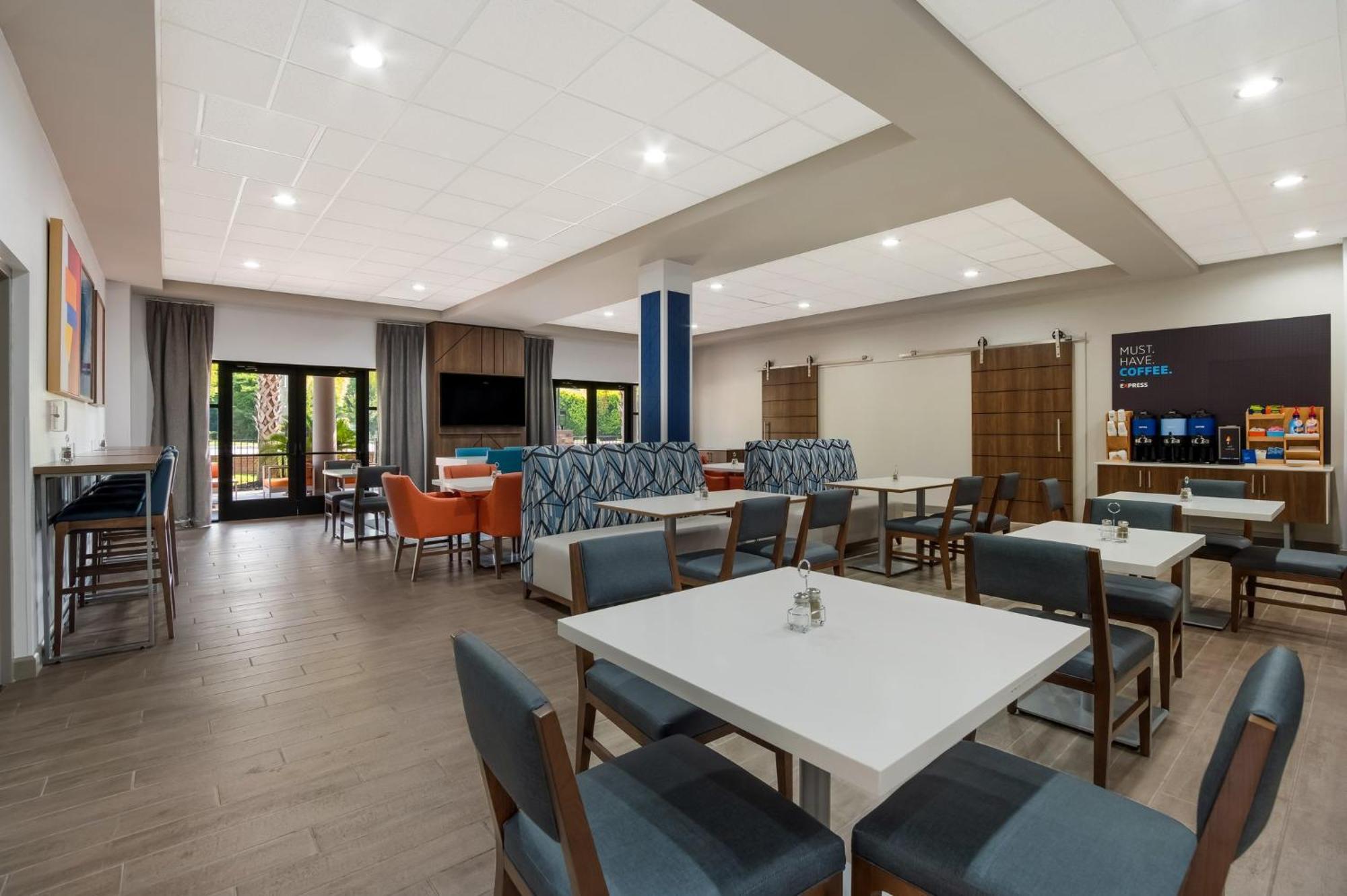 Holiday Inn Express & Suites Lexington By Ihg Exterior foto