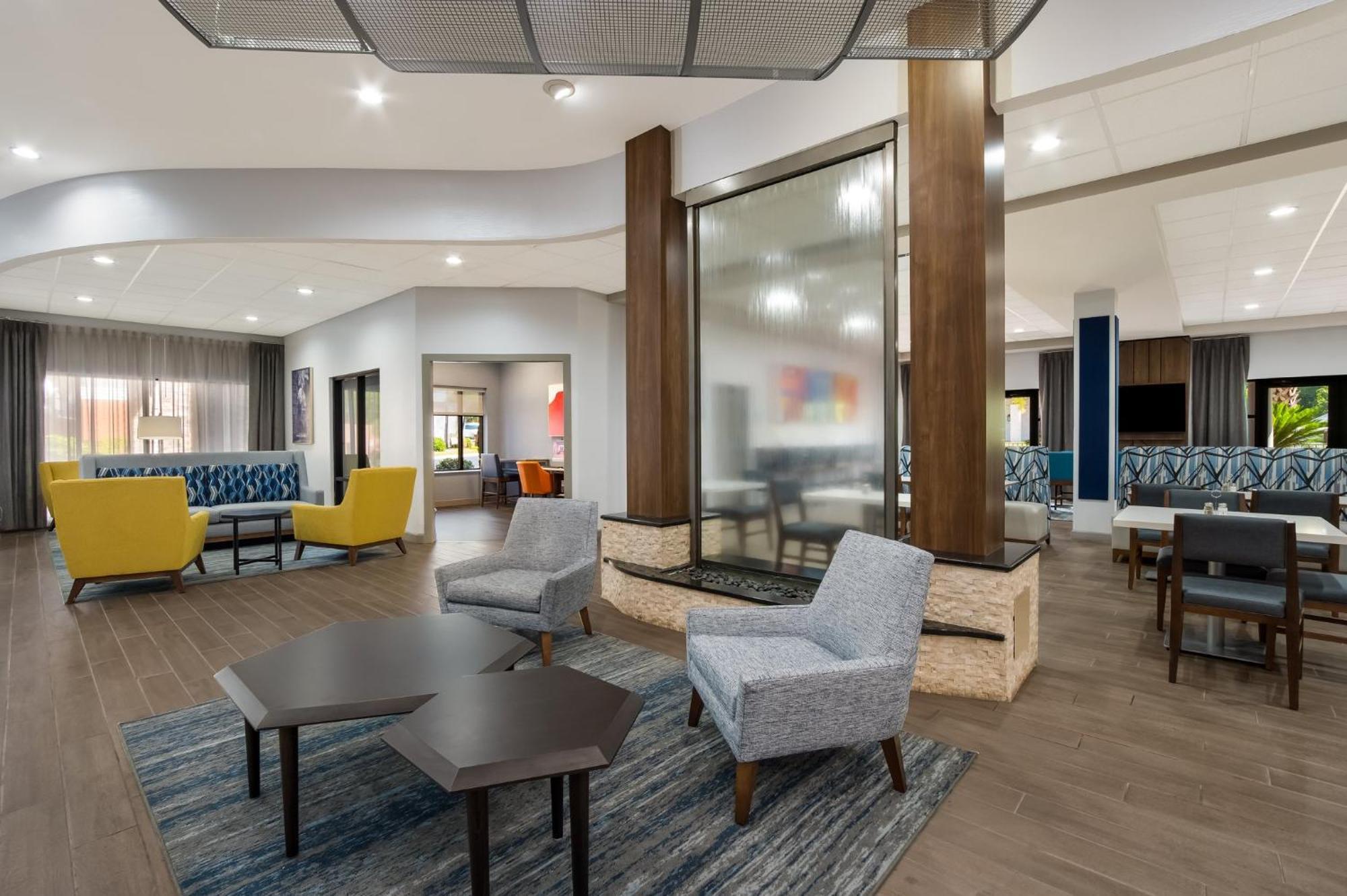 Holiday Inn Express & Suites Lexington By Ihg Exterior foto